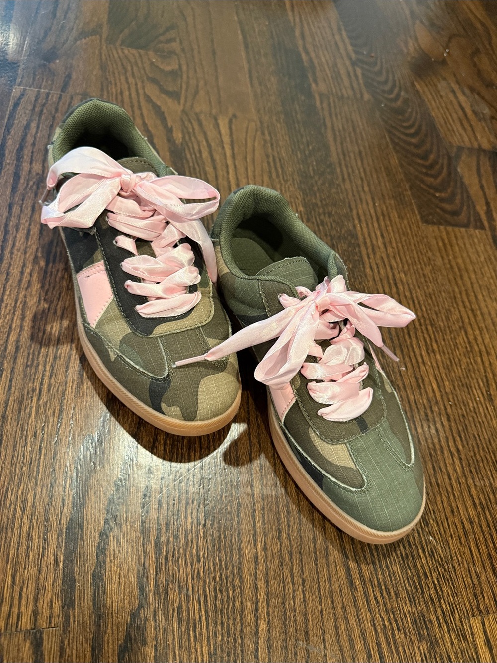 Women’s Olive Green & Pink Casual Sneakers